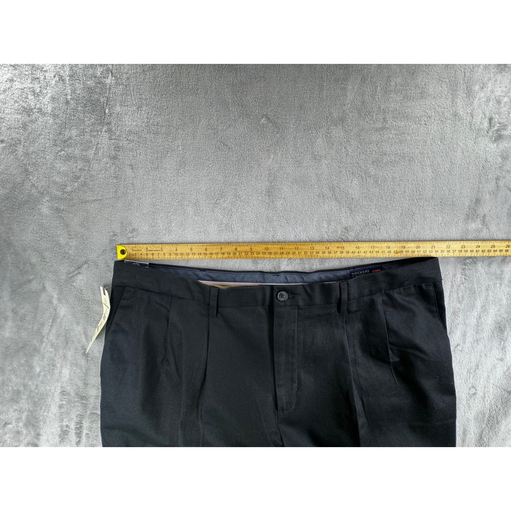 New Dockers Mens 42x30 Signature Khaki Pants Black Pleated Lux Stretch Classic - Picture 4 of 9